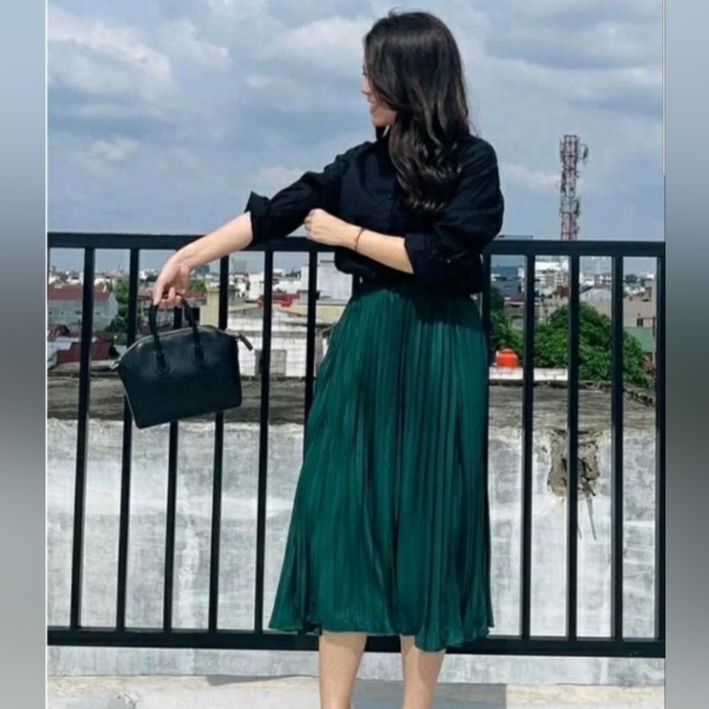 UNIQLO Dark Green Pleated Maxi Skirt